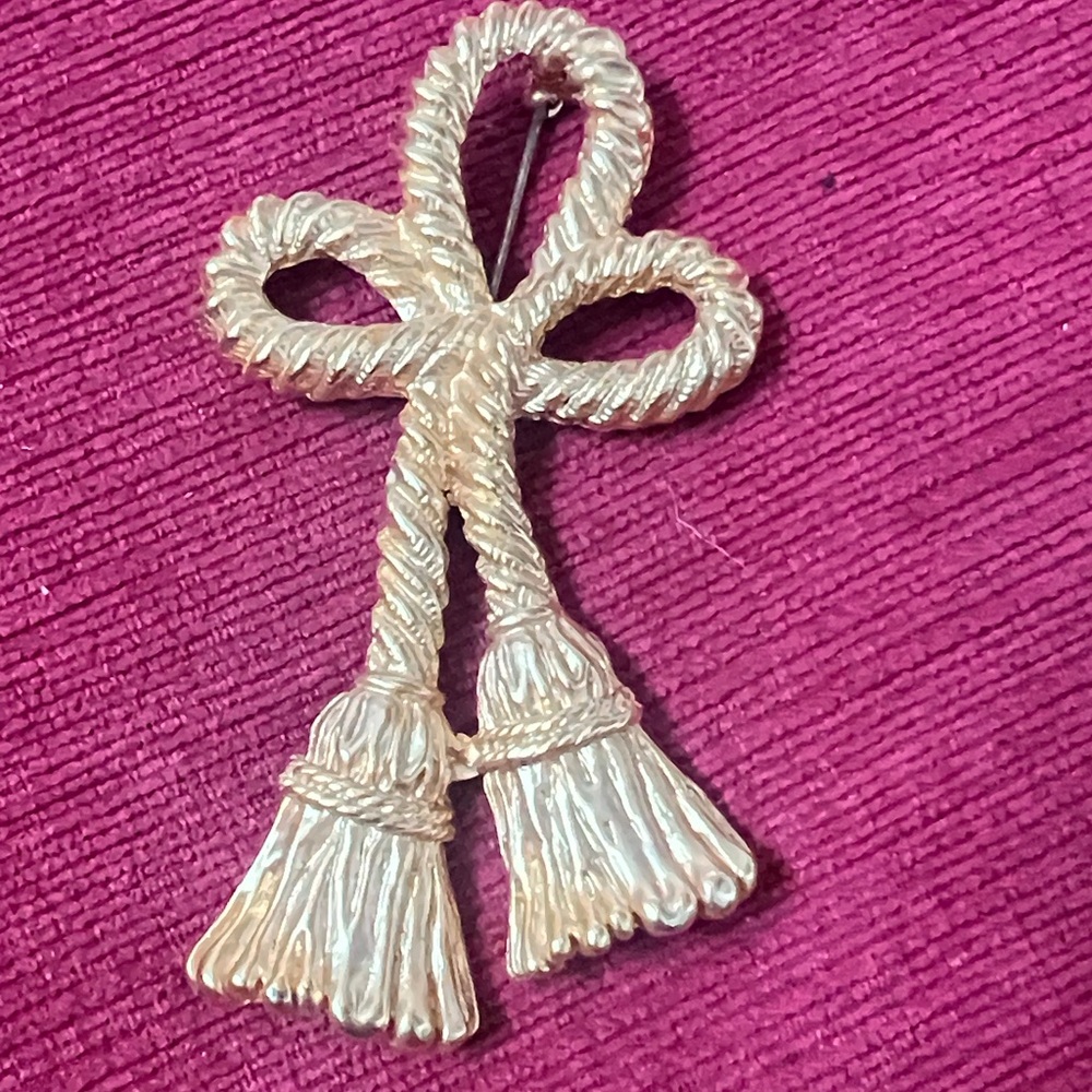 Chic Gold-Toned Bow Brooch
